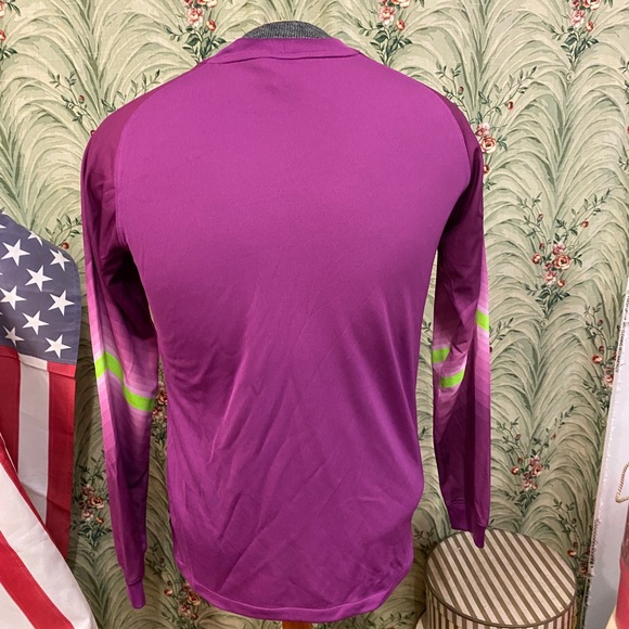 Nike DriFit Top - Picture 2 of 3